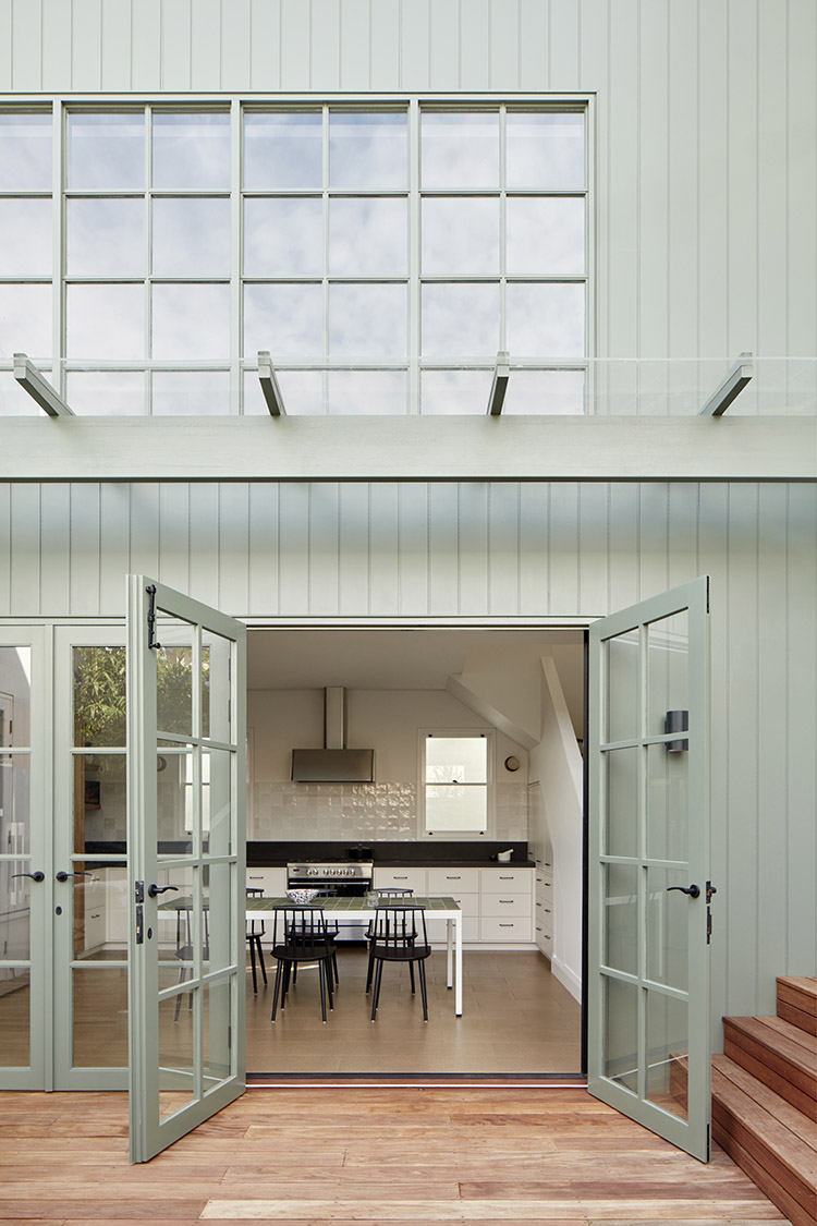 07-Courtyard-Dining.jpg