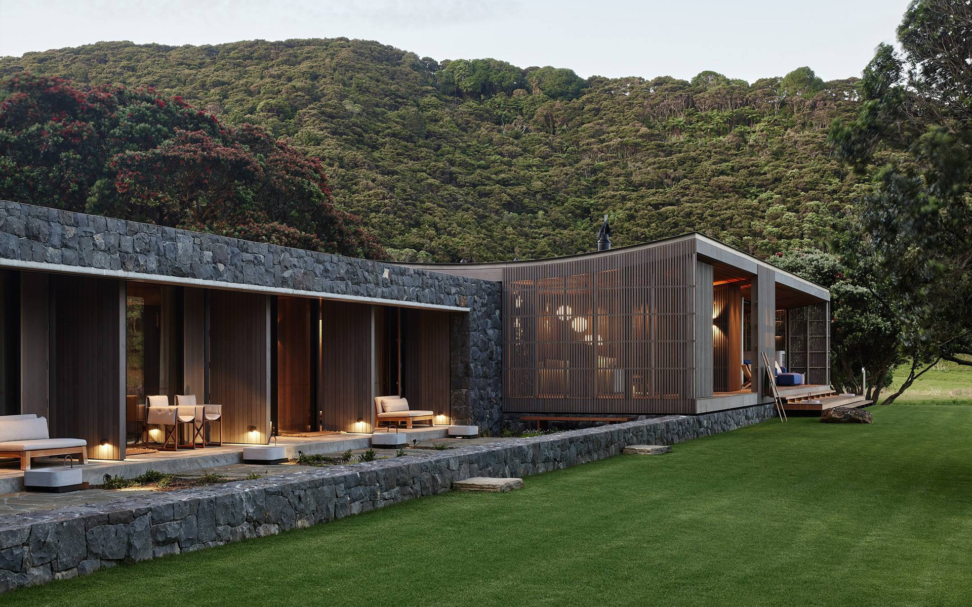 封面 Omata Beach House.jpg