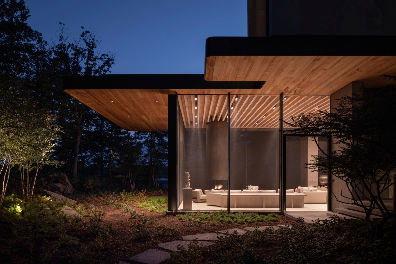 imgi_9_696ff2496e485d6bb5f1cae8_fd39c174dd0fdd9d29edc50edf0dfcf3_1725-riverdale-photo-exterior-custom-residential-015.jpg