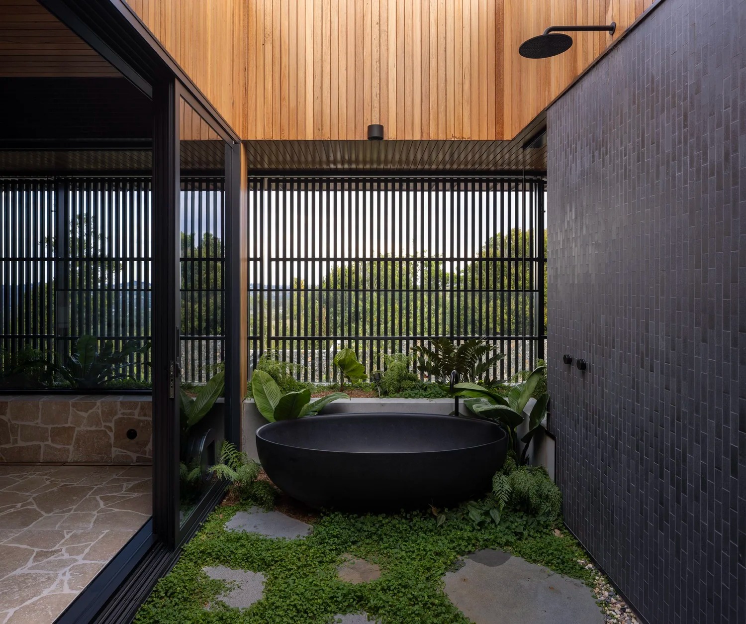 imgi_15_SLA-Byron-Hinterland-outdoor-baathroom.jpeg